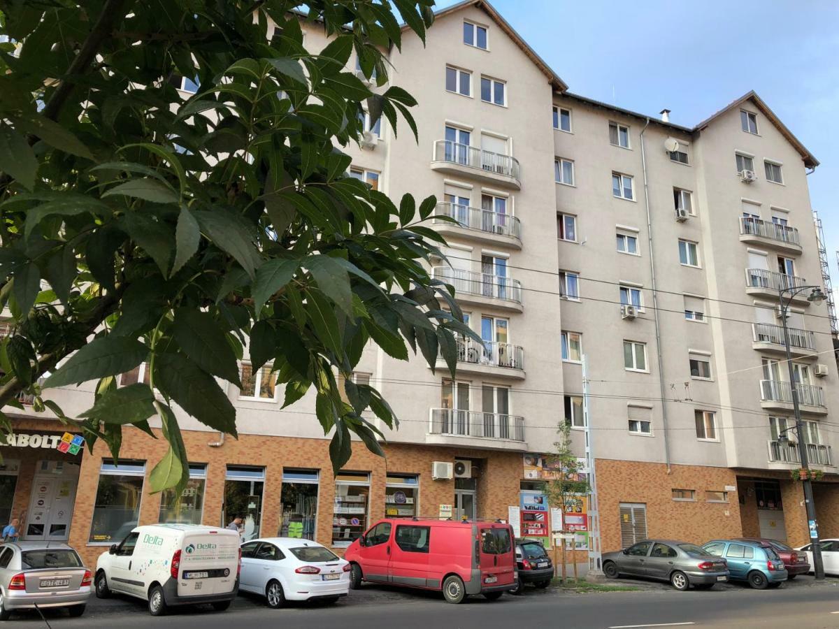 Cozy Apartment In District 8 Budapest Bagian luar foto
